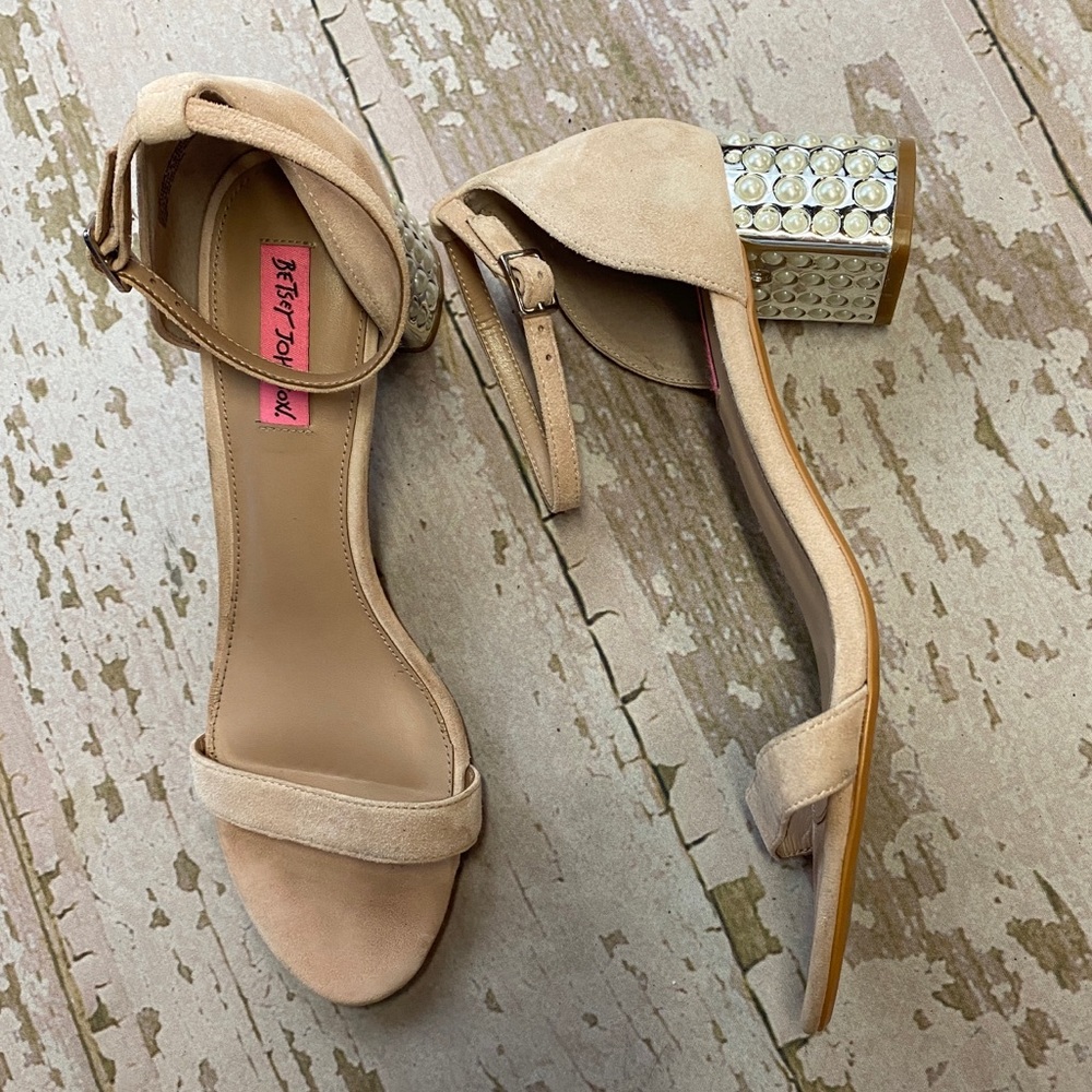 BETSEY JOHNSON Pink Pearl Accents Block Heels Sz 9.5